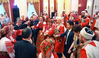 俄罗斯最高法院在索契举行的上合组织成员国最高法院院长会议期间举行欢迎宴会，俄库班哥萨克合唱团在宴会上演出。