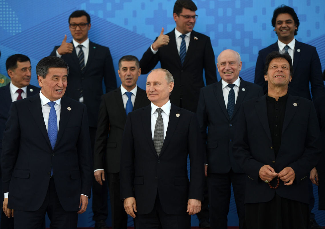 2019年6月14，俄罗斯总统普京出席上合组织成员国、观察员国领导人及国际组织和上合组织青年委员会负责人比什凯克集体合影仪式。第一排左：吉尔吉斯斯坦总统热恩别科夫，第一排右：巴基斯坦总理伊姆兰·汗。