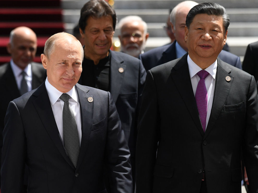 2019年6月14日，俄罗斯总统普京、中国国家主席习近平（右）出席上合组织成员国、观察员国领导人及国际组织和上合组织青年委员会负责人比什凯克集体合影仪式。