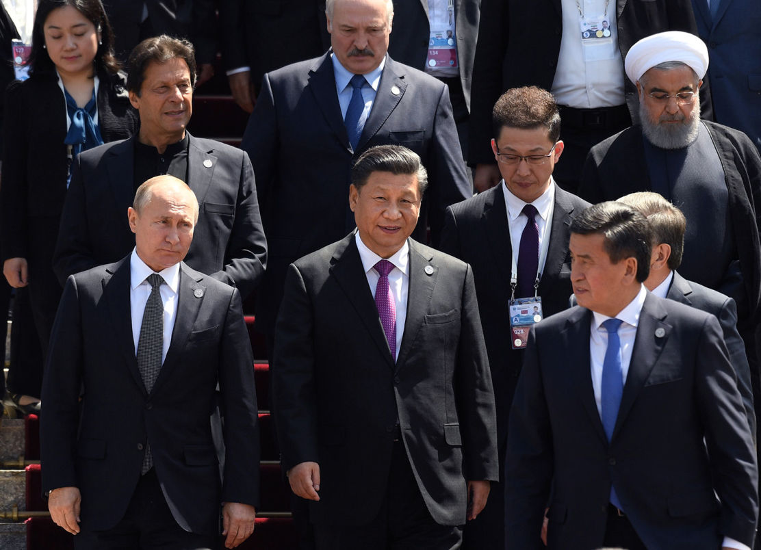 2019年6月14，俄罗斯总统普京出席上合组织成员国、观察员国领导人及国际组织和上合组织青年委员会负责人比什凯克集体合影仪式。第一排左：吉尔吉斯斯坦总统热恩别科夫，第一排右：巴基斯坦总理伊姆兰·汗