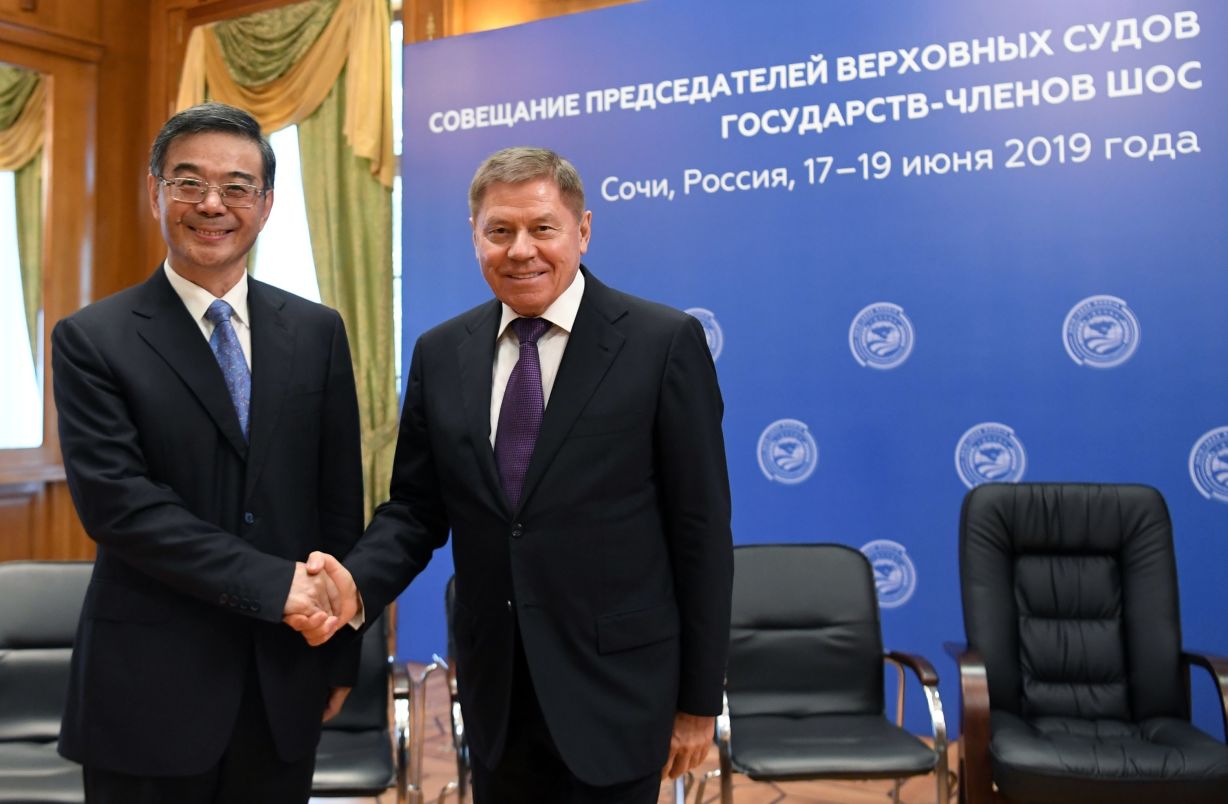 中国最高人民法院院长周强（左）和俄罗斯最高法院院长列别杰夫出席在索契举行的上合组织成员国最高法院院长会议。