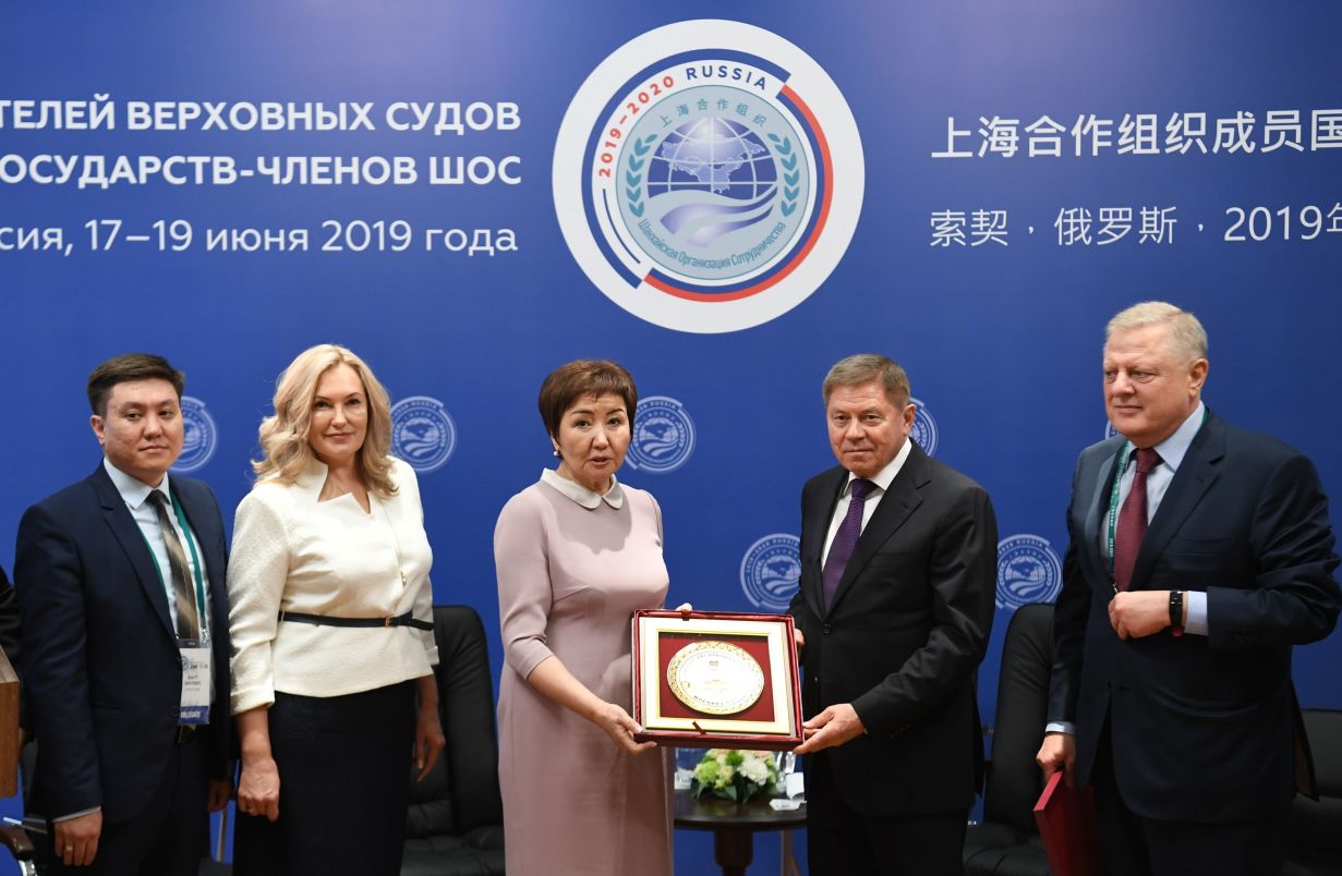吉尔吉斯斯坦最高法院院长卡莉耶娃（左三）和俄罗斯最高法院院长列别杰夫（右二）出席在索契举行的上合组织成员国最高法院院长会议。