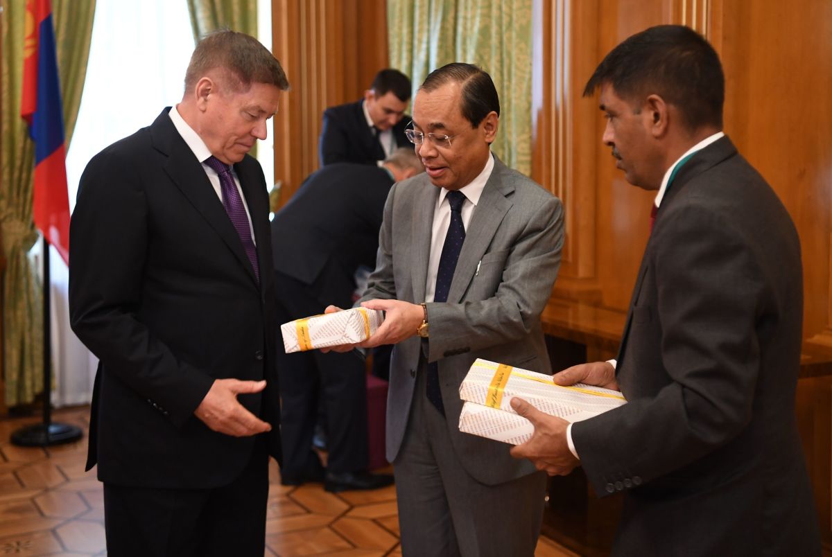 俄罗斯最高法院院长列别杰夫和印度最高法院首席大法官兰詹·戈戈伊（从左向右）出席在索契举行的上合组织成员国最高法院院长会议。