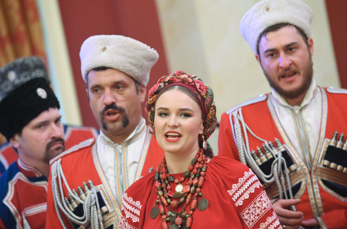 俄罗斯最高法院在索契举行的上合组织成员国最高法院院长会议期间举行欢迎宴会，俄库班哥萨克合唱团演员在宴会上表演节目。