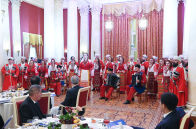 俄罗斯最高法院在索契举行的上合组织成员国最高法院院长会议期间举行欢迎宴会，俄库班哥萨克合唱团演员在宴会上表演节目。