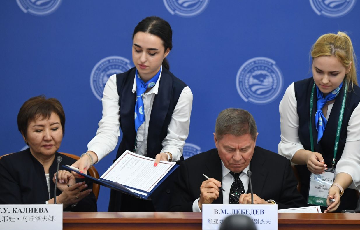 Chief Justice of the Supreme Court of Russia Vyacheslav Lebedev  and Chief Justice of the Supreme Court of Kyrgyzstan Gulbara Kaliyeva during the signing of a joint statement following the 14th Meeting of Supreme Court Chief Justices of the Shanghai Cooperation Organisation (SCO) Member States. 