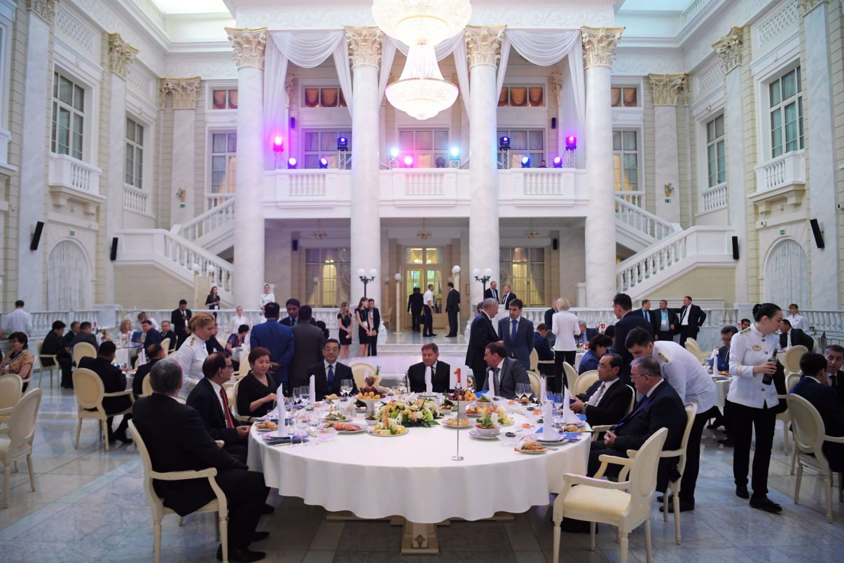 俄罗斯最高法院院长列别杰夫为上合组织成员国最高法院院长会议参会代表举行盛大宴会。